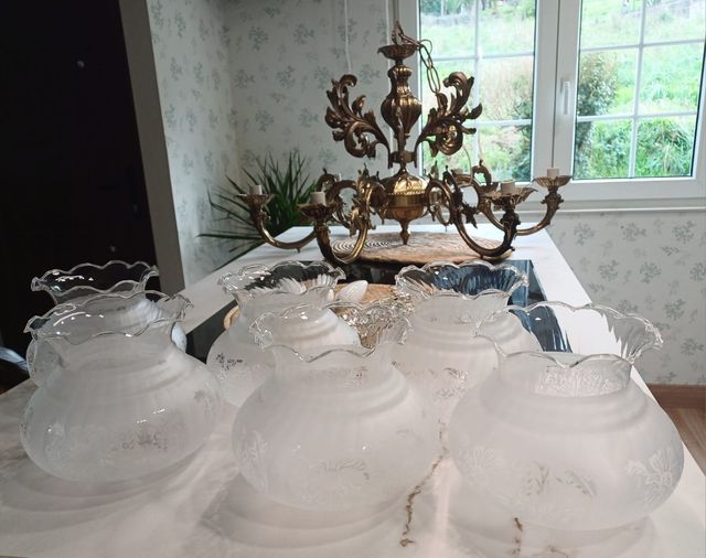 Lámpara de araña de bronce antigua