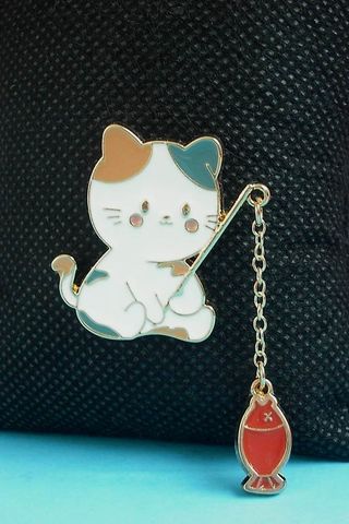 Pin de gatito pescando