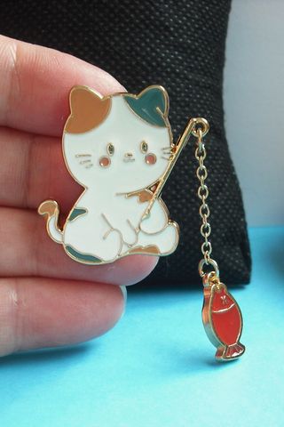 Pin de gatito pescando
