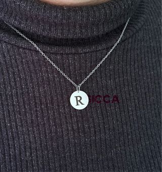Collar con inicial grabada