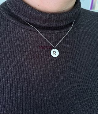 Collar con inicial grabada