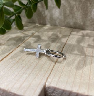 Pendiente cruz en plata chapado en oro blanco