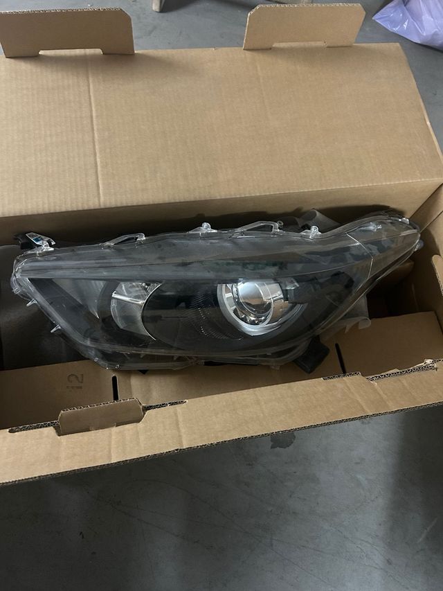 Faro/óptica toyota yaris 2022