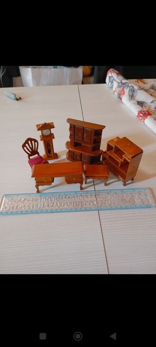 Mobili per casa delle bambole 