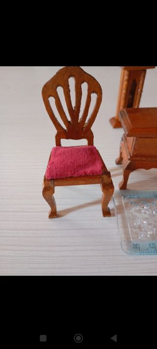 Mobili per casa delle bambole 