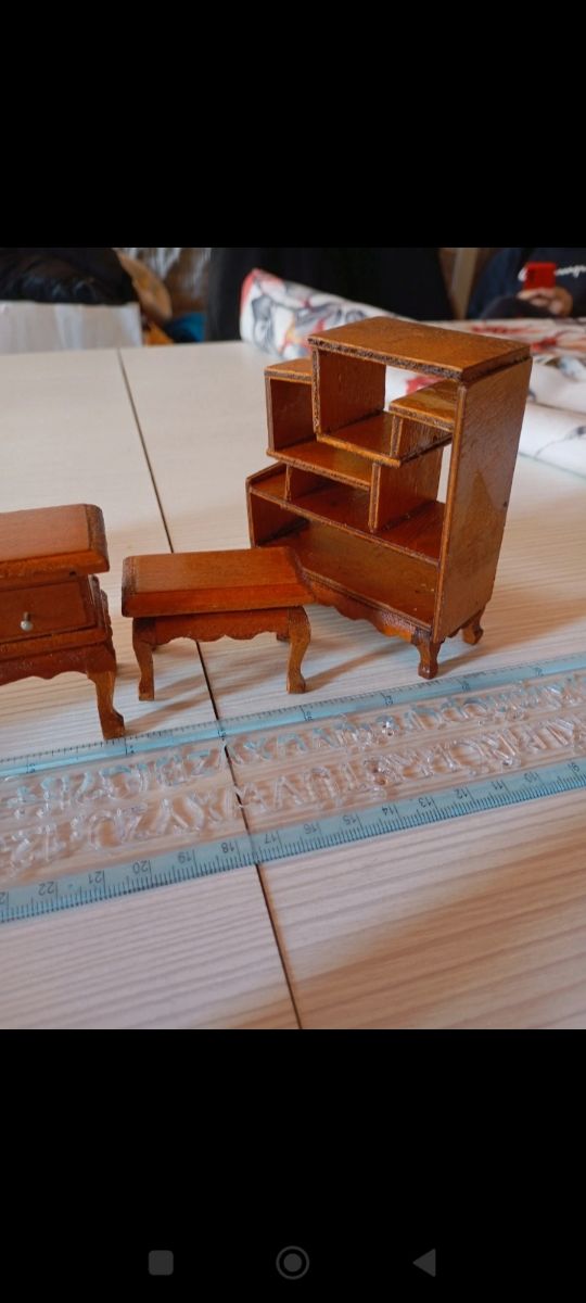 Mobili per casa delle bambole 