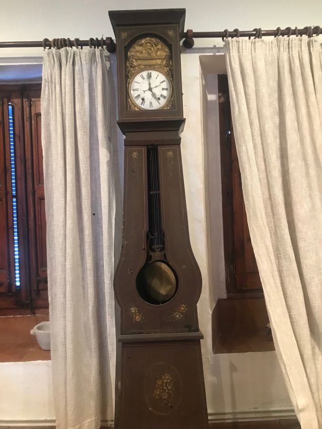 Reloj antiguo de pie de madera