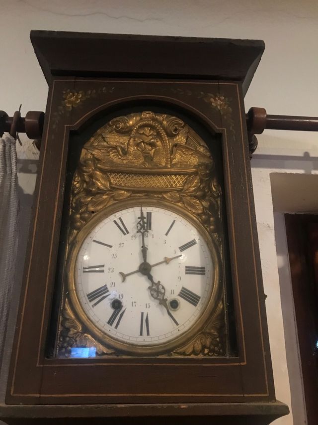 Reloj antiguo de pie de madera