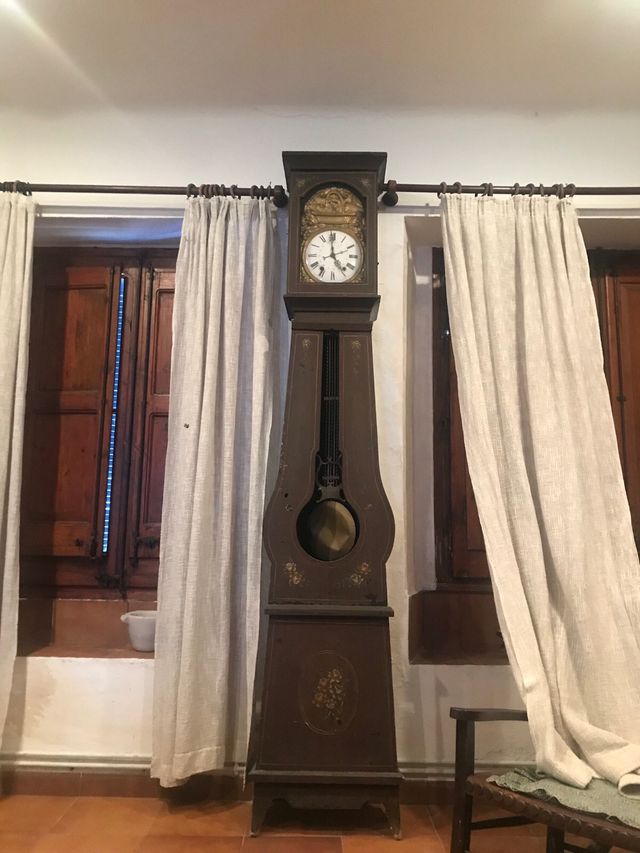 Reloj antiguo de pie de madera