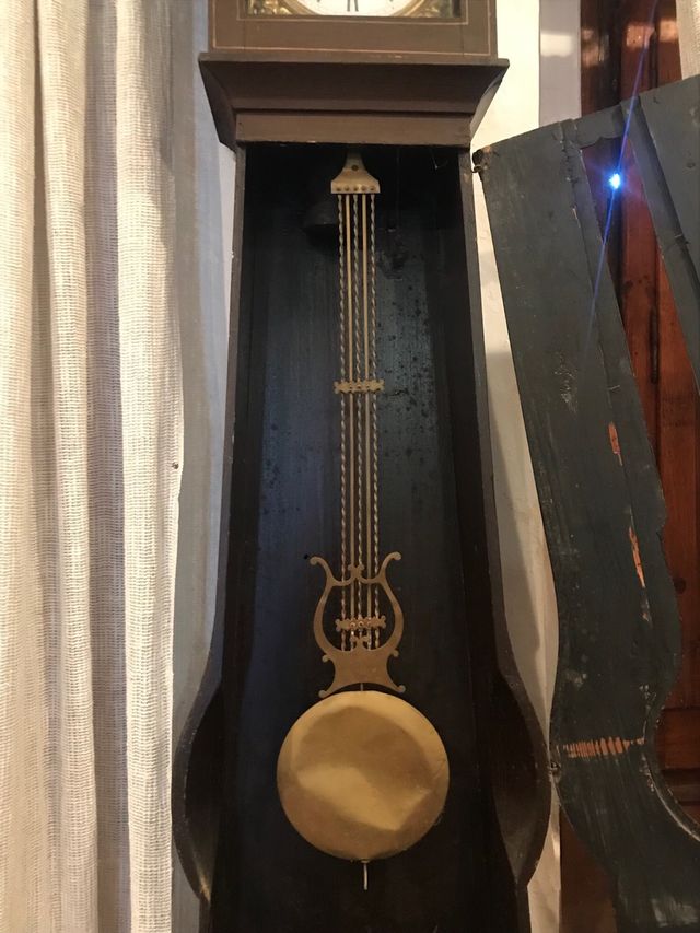 Reloj antiguo de pie de madera