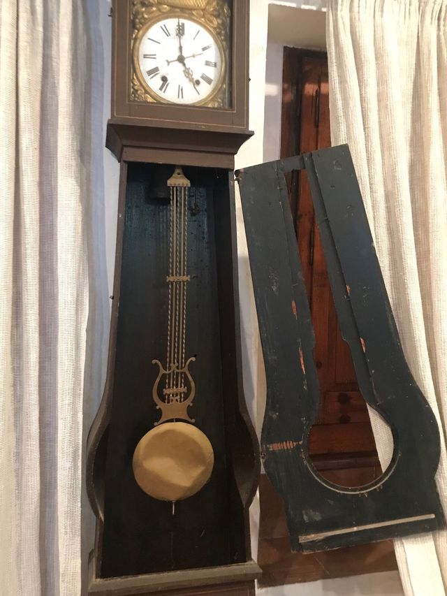 Reloj antiguo de pie de madera