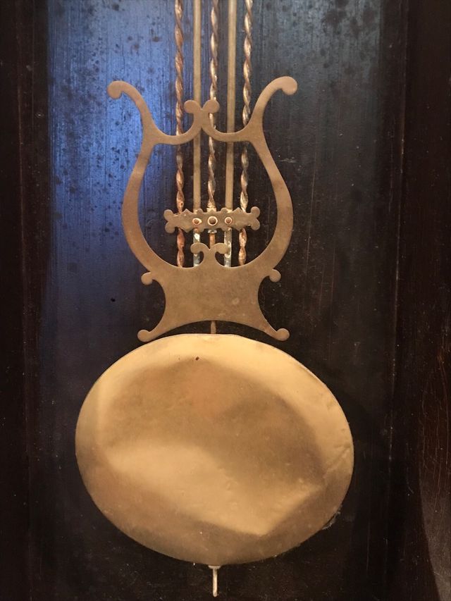 Reloj antiguo de pie de madera