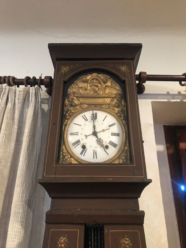 Reloj antiguo de pie de madera