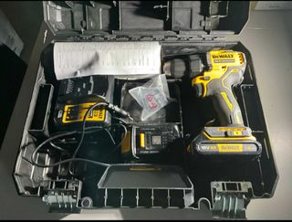 Taladro Dewalt 18V, 2 baterias, cargador,100brocas