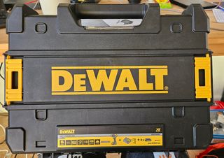 Taladro Dewalt 18V, 2 baterias, cargador,100brocas