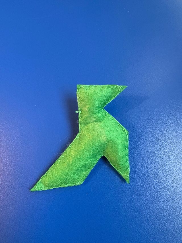 Broche pajarita de fieltro hecho a mano