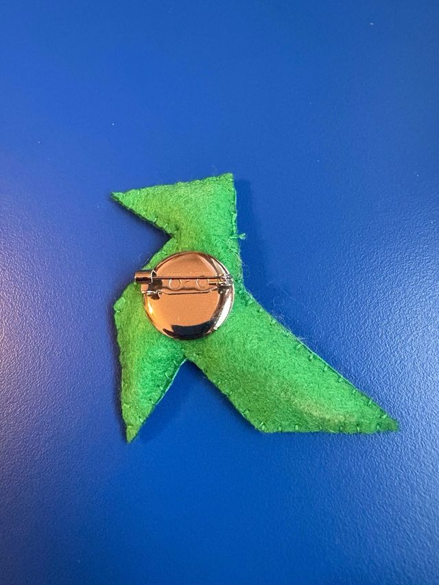 Broche pajarita de fieltro hecho a mano