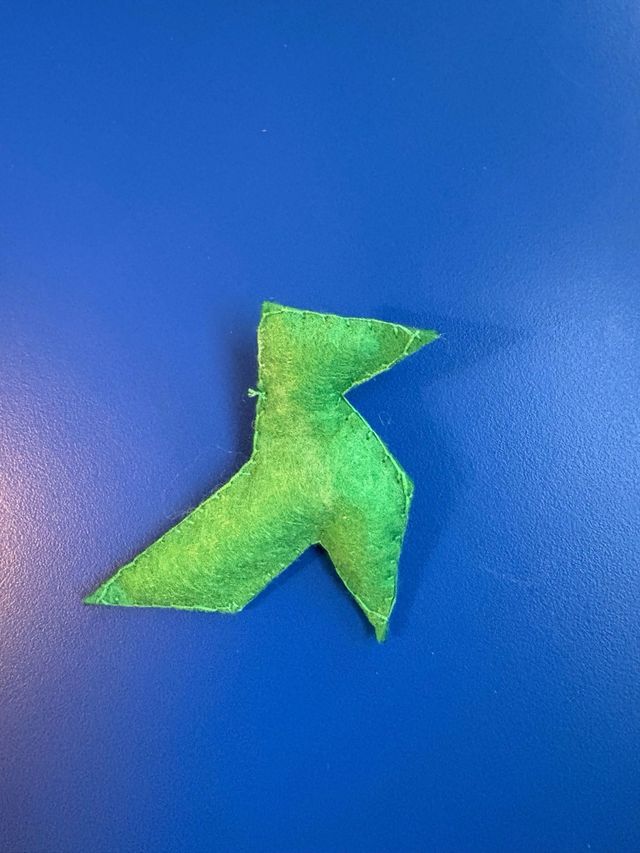 Broche pajarita de fieltro hecho a mano