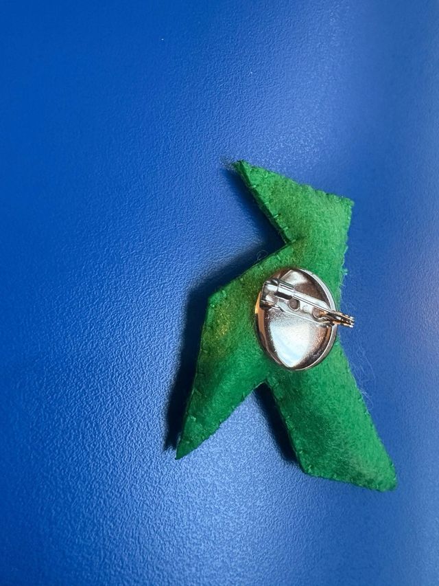 Broche pajarita de fieltro hecho a mano