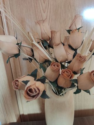 Jarrón con rosas de madera