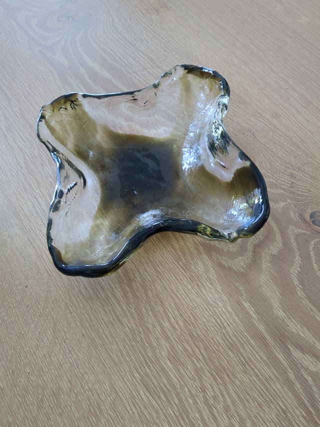 Dos centros de vidrio de color