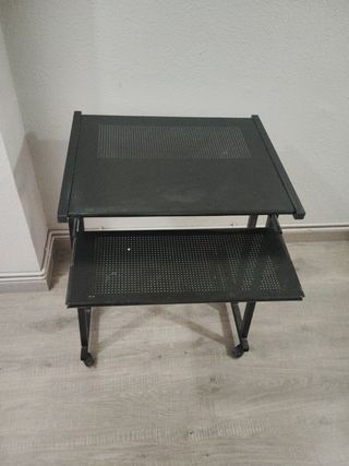 Mesa ordenador color negro con ruedas