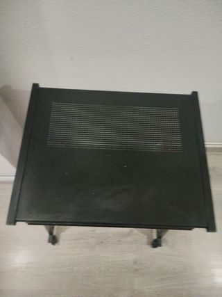 Mesa ordenador color negro con ruedas