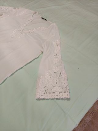 Blusón Blanco con aplicaciones de guipur