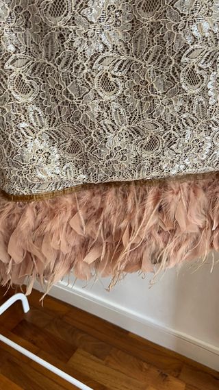 Vestido con plumas