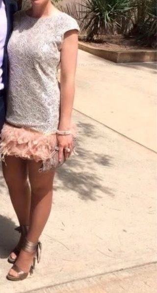 Vestido con plumas