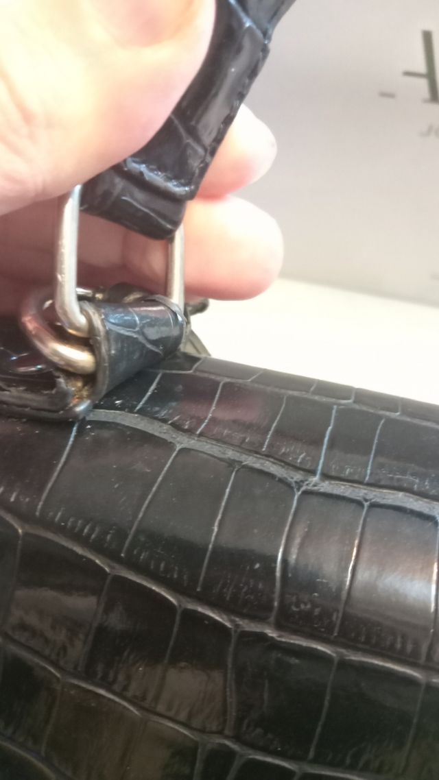 Saco de couro sintético preto de marca icónica