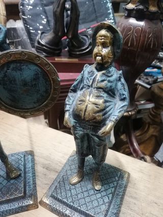 Don Quijote y sancho en bronce.