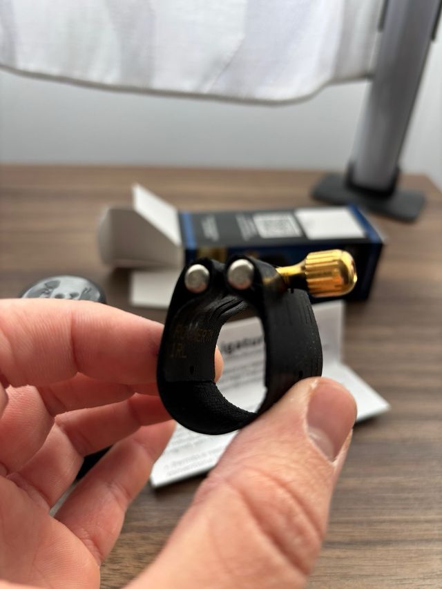 Abrazadera saxo alto Rovner Versa