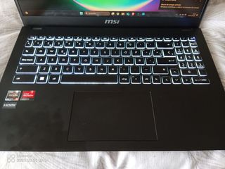 Portátil MSI Modern 15 B7M-039XE y funda