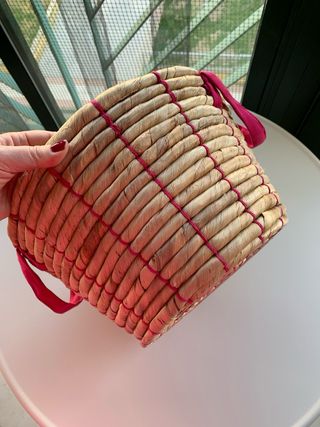 Cesta con motivos en fucsia de Ikea.