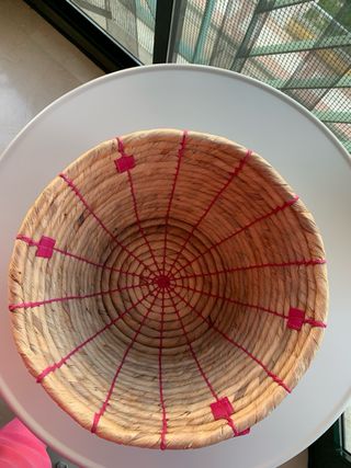 Cesta con motivos en fucsia de Ikea.