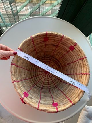 Cesta con motivos en fucsia de Ikea.