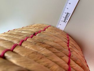 Cesta con motivos en fucsia de Ikea.