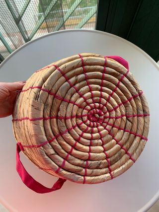 Cesta con motivos en fucsia de Ikea.