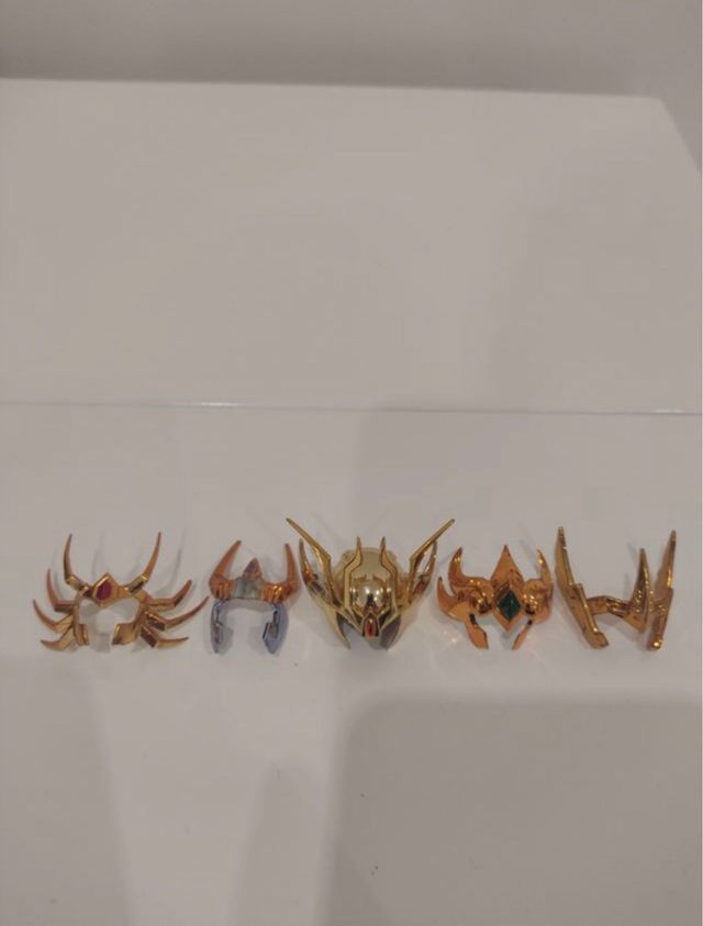 Diademi, elmi, cavalieri dello zodiaco