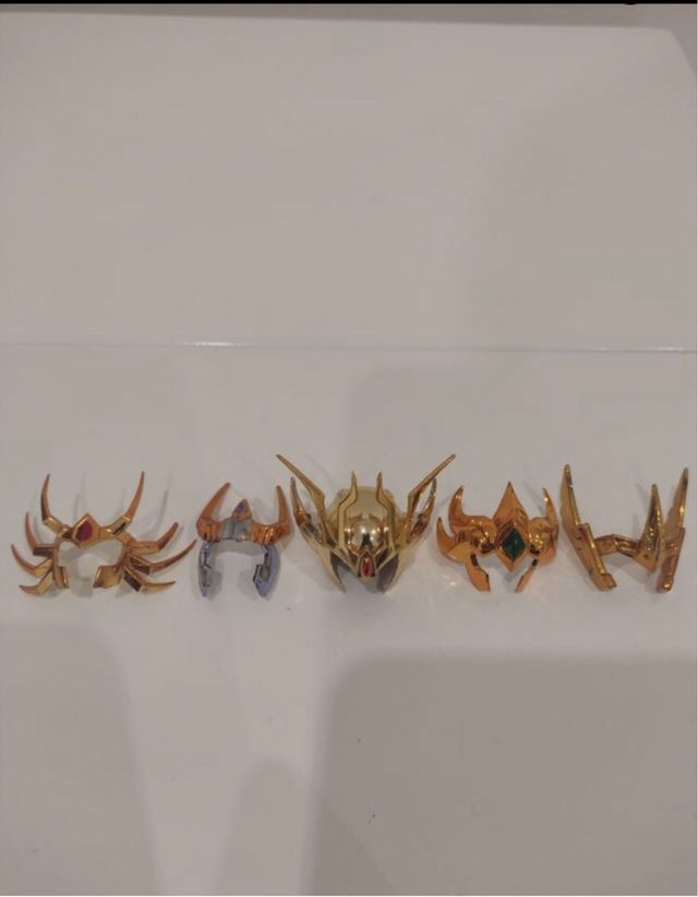 Diademi, elmi, cavalieri dello zodiaco