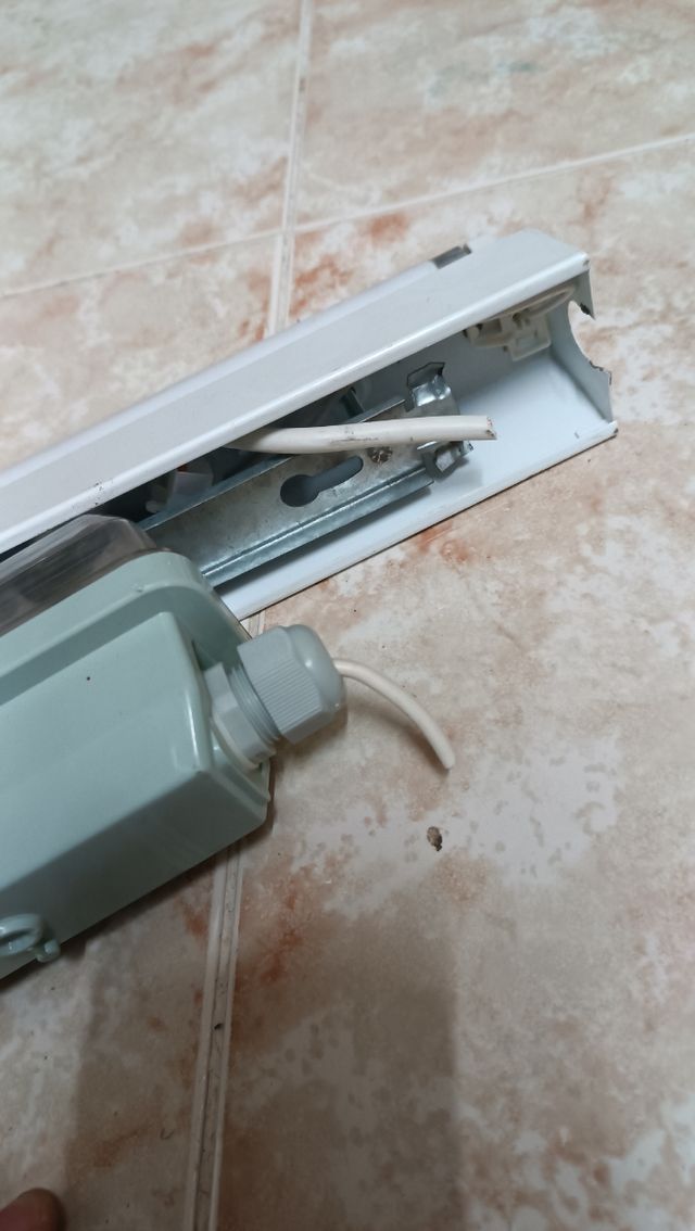 2 florescentes pequeños