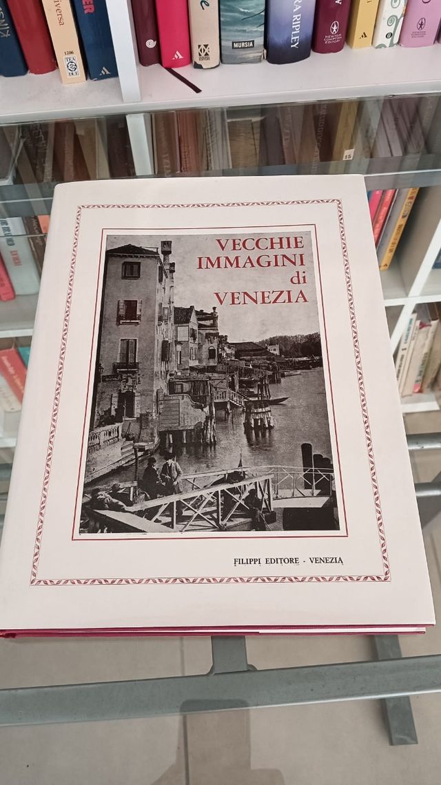 Libro con immagini vecchie di Venezia