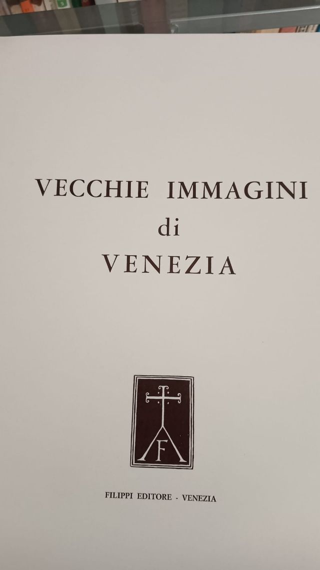 Libro con immagini vecchie di Venezia