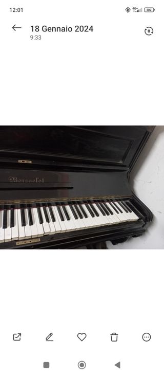 Pianoforte nero funzionante 