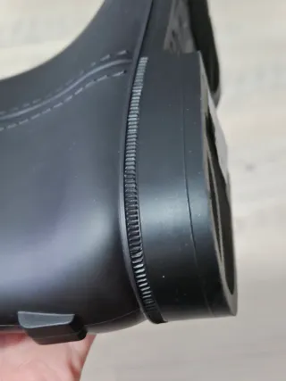 Botas altas lluvia negras y logo dorado