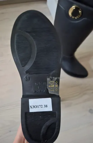 Botas altas lluvia negras y logo dorado