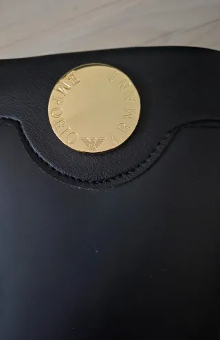 Botas altas lluvia negras y logo dorado