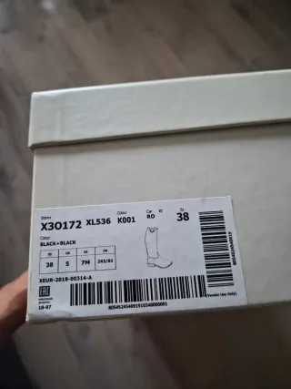 Botas altas lluvia negras y logo dorado