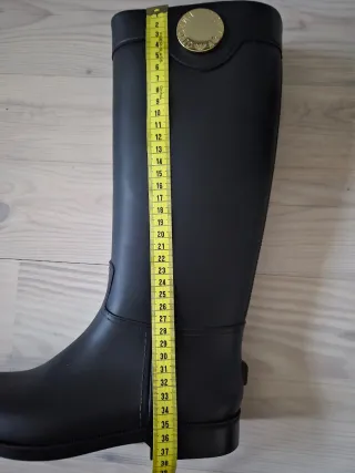 Botas altas lluvia negras y logo dorado